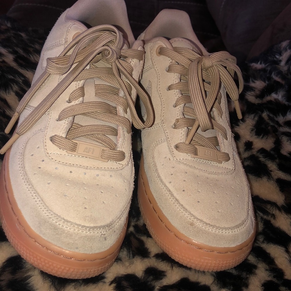 Tan seude Air Force ones low